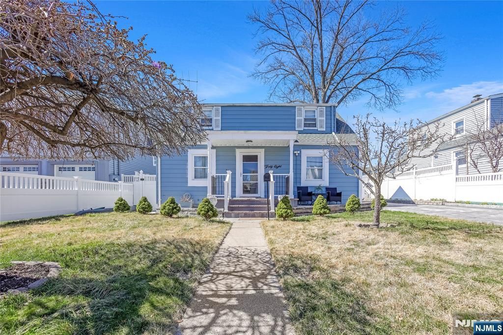 Photo of 38 Henry Street, Elmwood Park, NJ 07407 (MLS # 26010083)