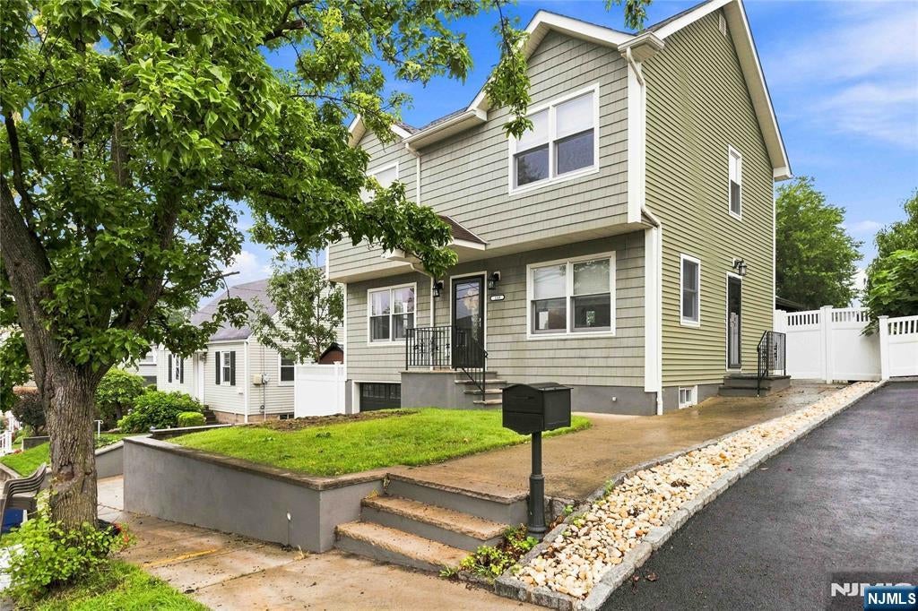 160 Arlington Boulevard