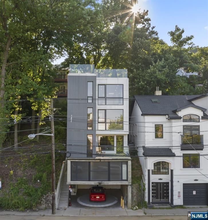 1076 River Road