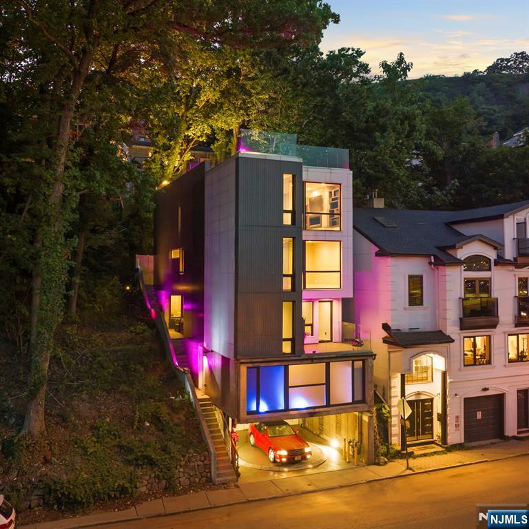 1076 River Road