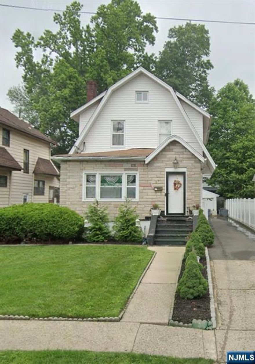 SHORT SALE, PROPERTY NEEDS WORK. WEEKEND SHOWINGS ONLY SAT-SUN 10AM-4PM. TXT ONLY, NO CALLS.