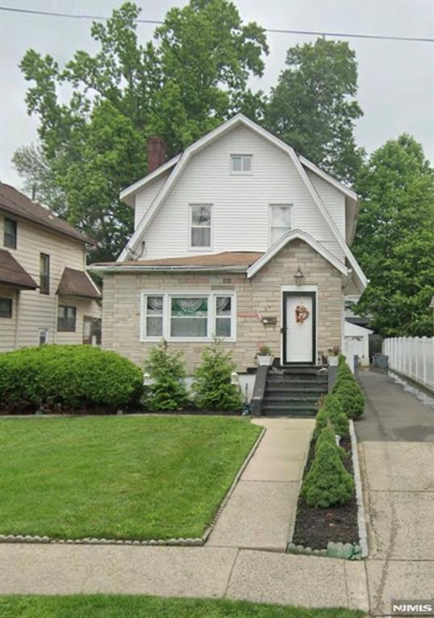 SHORT SALE, PROPERTY NEEDS WORK. WEEKEND SHOWINGS ONLY SAT-SUN 10AM-4PM. TXT ONLY, NO CALLS.