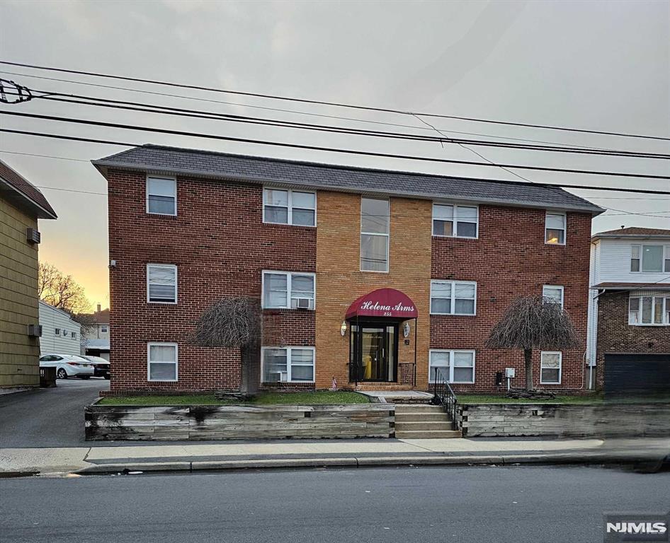 255 Schuyler Ave 5, Kearny, New Jersey - 2 Bedrooms  
1 Bathrooms  
5 Rooms - 