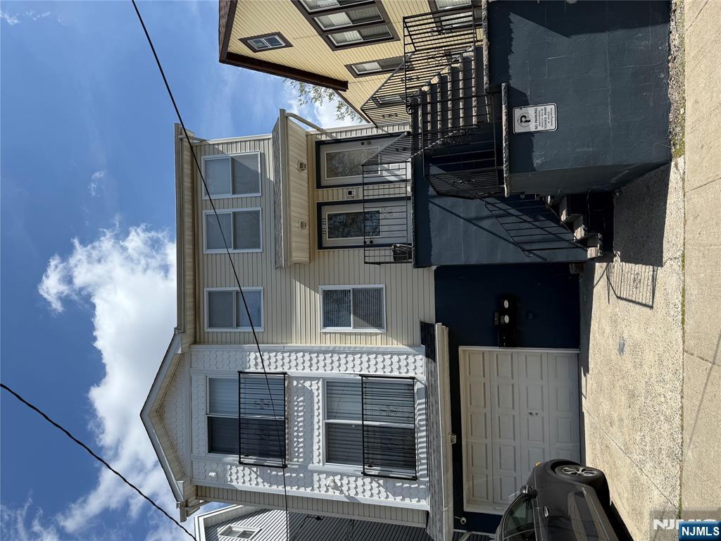 Rental Property at 221 Weequahic Ave 1st Flr, Newark, New Jersey - Bedrooms: 3 
Bathrooms: 2 
Rooms: 6  - $2,950 MO.