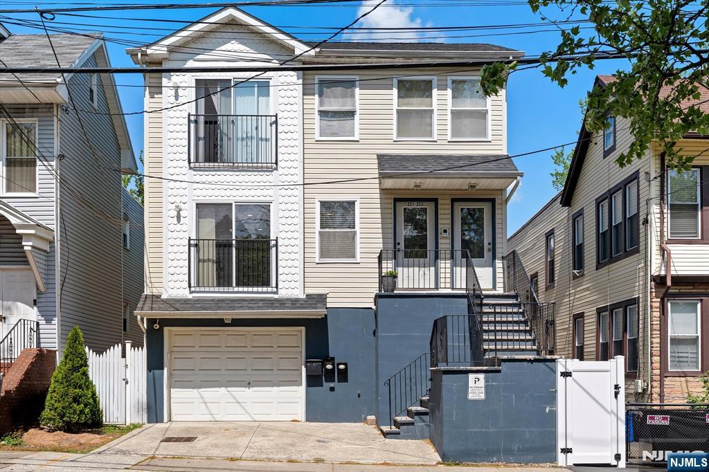 Rental Property at 221 Weequahic Ave 1st Flr, Newark, New Jersey - Bedrooms: 3 
Bathrooms: 2 
Rooms: 6  - $2,950 MO.