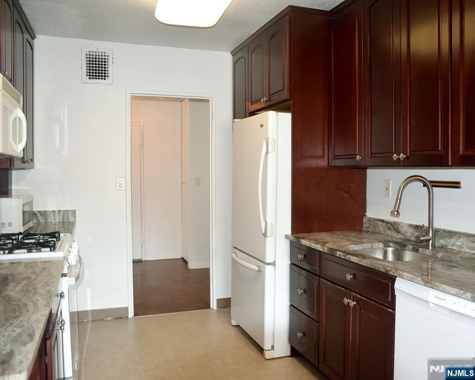 Photo of 2200 N Central Road #5-W, Fort Lee, NJ 07024 (MLS # 26021195)