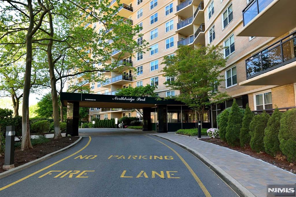 Photo of 2200 N Central Road #5-W, Fort Lee, NJ 07024 (MLS # 26021195)