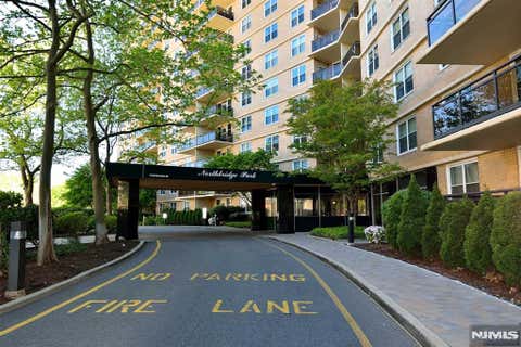 Photo of 2200 N Central Road #5-W, Fort Lee, NJ 07024 (MLS # 26021195)