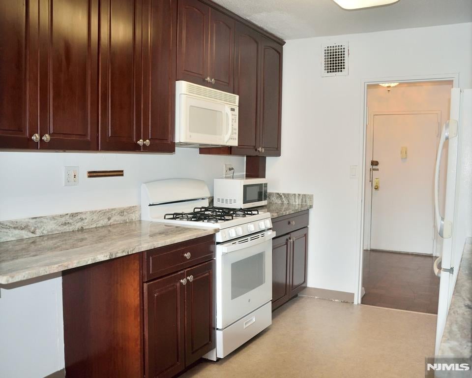 Photo of 2200 N Central Road #5-W, Fort Lee, NJ 07024 (MLS # 26021195)