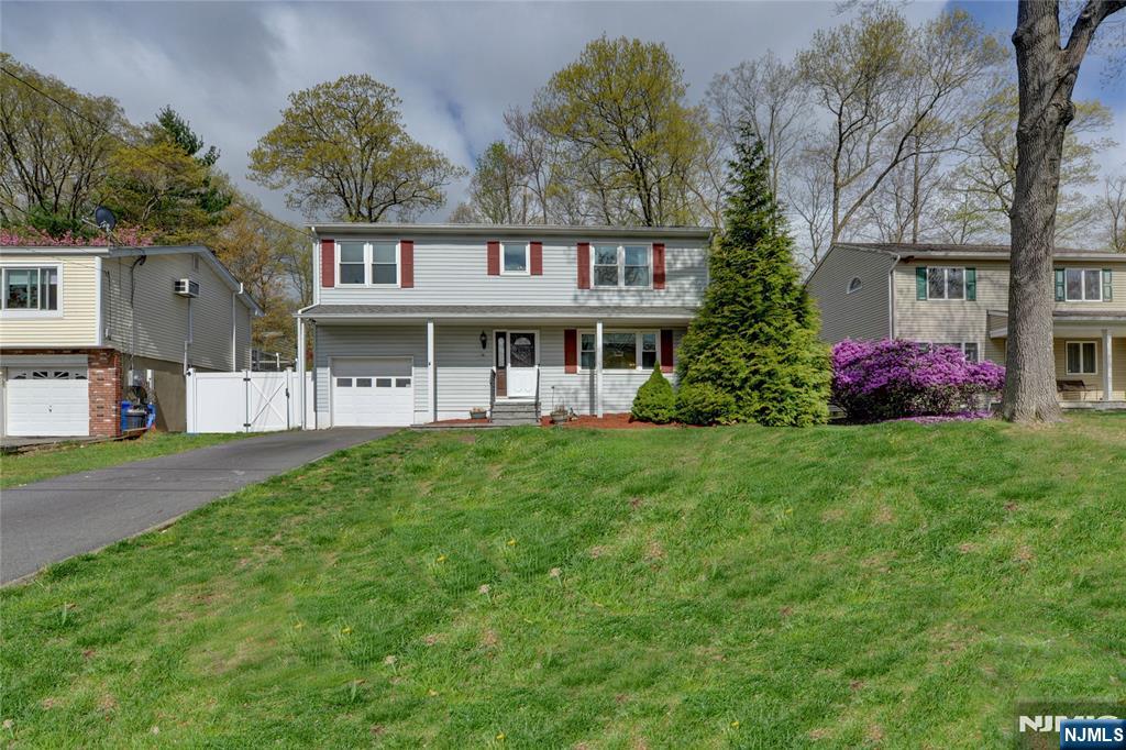 Property for Sale at 14 Smoke Rise Road, Hopatcong, New Jersey - Bedrooms: 3 
Bathrooms: 3 
Rooms: 6  - $449,000