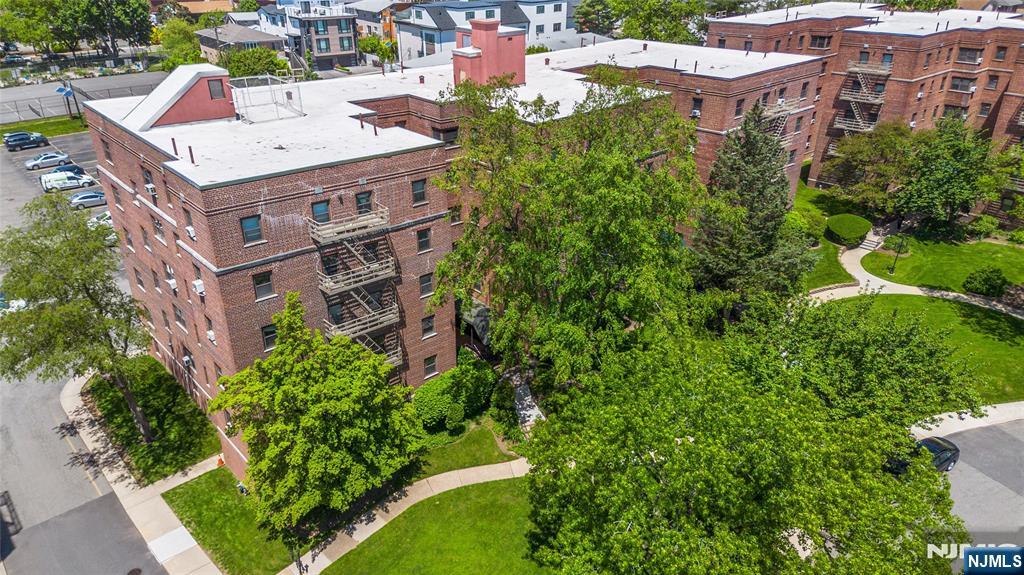 Rental Property at 2333 Hudson Ter A4, Fort Lee, New Jersey - Bedrooms: 2 
Bathrooms: 1 
Rooms: 5  - $2,100 MO.