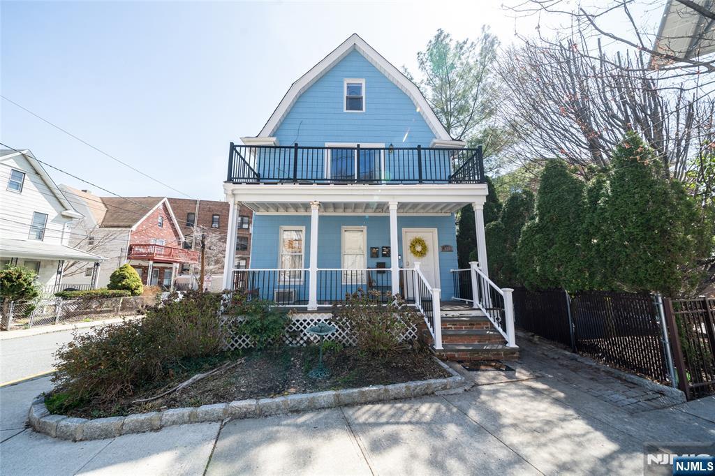Property for Sale at 425 Undercliff Avenue, Edgewater, New Jersey - Bedrooms: 4 
Bathrooms: 4 
Rooms: 14  - $999,000