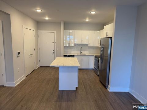 Photo of 1685 Bergen Blvd #410, Fort Lee, NJ 07024 (MLS # 25043883)