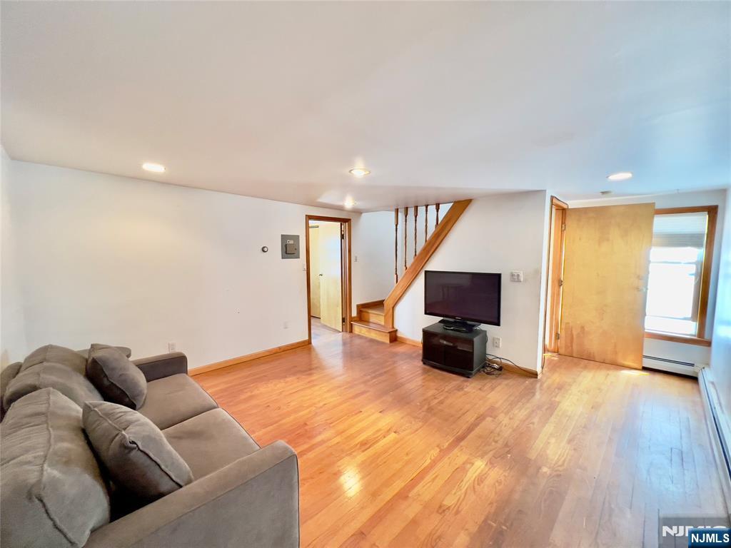 62 Nichols Street, Newark, New Jersey - 3 Bedrooms  
3 Bathrooms  
7 Rooms - 