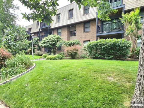Photo of 560 North Avenue #I, Fort Lee, NJ 07024 (MLS # 26022538)
