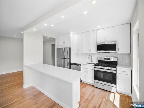 Photo of 1614 Valley St #2C, Fort Lee, NJ 07024 (MLS # 25033008)