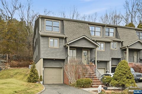 5 Mountain Ridge Road Bloomingdale NJ 07403