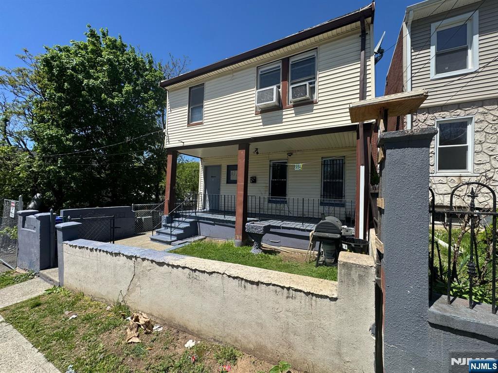 11 N 5th Street, Paterson, New Jersey - 6 Bedrooms  
4 Bathrooms  
6 Rooms - 