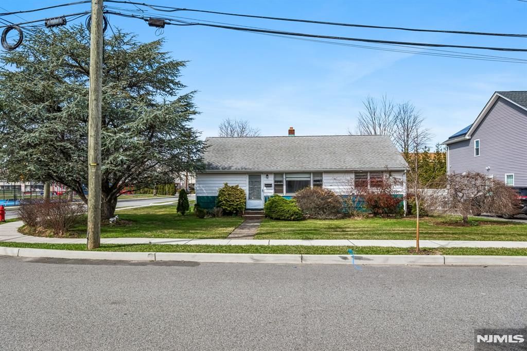 Photo of 4 Oak Ridge Road, Clifton, NJ 07013 (MLS # 26009364)