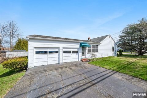 Photo of 4 Oak Ridge Road, Clifton, NJ 07013 (MLS # 26009364)
