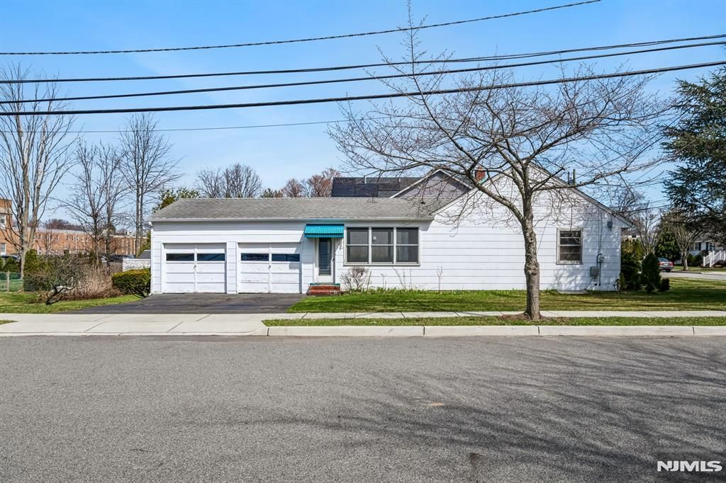 Photo of 4 Oak Ridge Road, Clifton, NJ 07013 (MLS # 26009364)