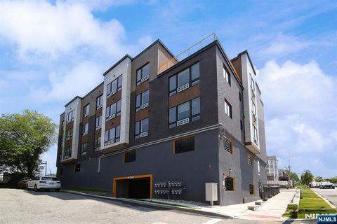 Photo of 401 Central Blvd #4C, Palisades Park, NJ 07650 (MLS # 25043416)