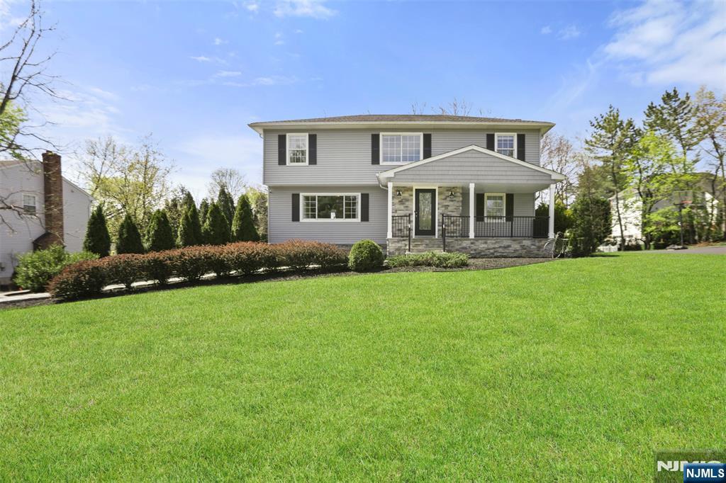 Property for Sale at 11 Giegel Court, Wyckoff, New Jersey - Bedrooms: 4 
Bathrooms: 3 
Rooms: 10  - $1,175,000