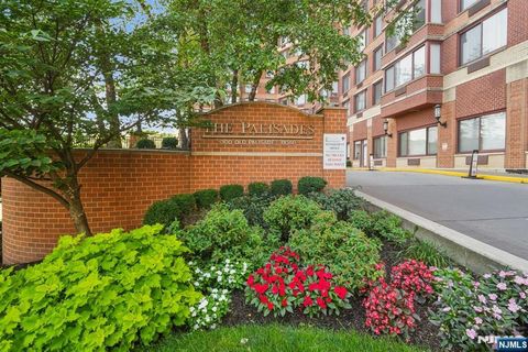 Photo of 100 Old Palisade Road #L7, Fort Lee, NJ 07024 (MLS # 26003496)