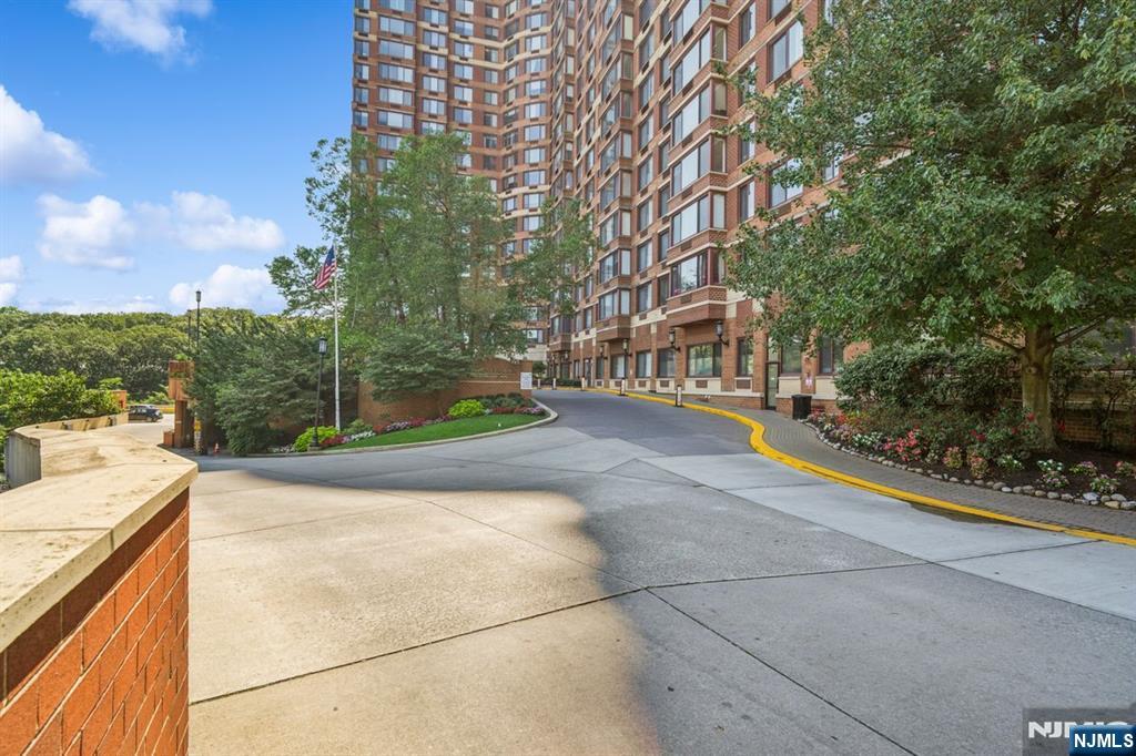 100 Old Palisade Road L7