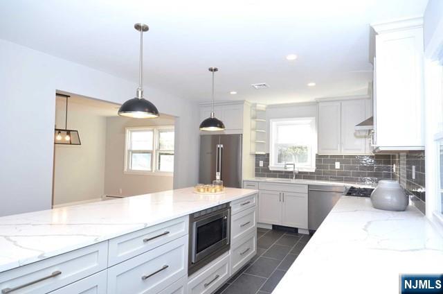 Rental Property at 32 O Shaughnessy Ln, Closter, New Jersey - Bedrooms: 5 
Bathrooms: 3 
Rooms: 10  - $8,500 MO.