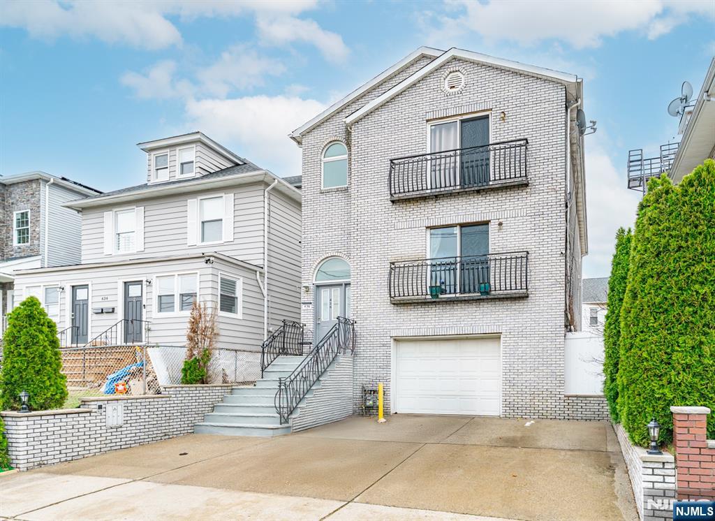 436 Linden Avenue, Elizabeth, New Jersey - 7 Bedrooms  
5 Bathrooms  
16 Rooms - 