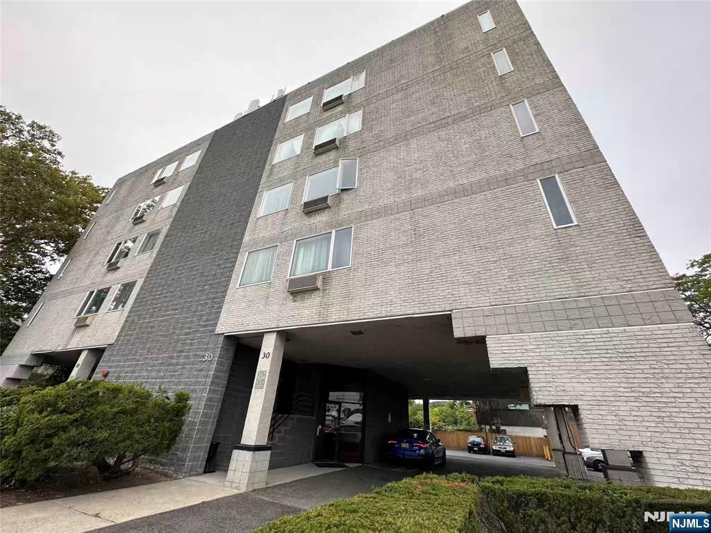 Rental Property at 30 Shafer Pl 3B, Hackensack, New Jersey - Bedrooms: 2 
Bathrooms: 2 
Rooms: 4  - $2,200 MO.