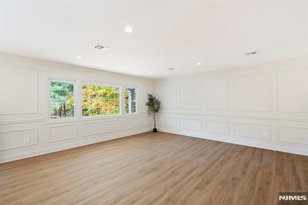 Photo of 326 Runnymede Road, Essex Fells, NJ 07021 (MLS # 25037388)