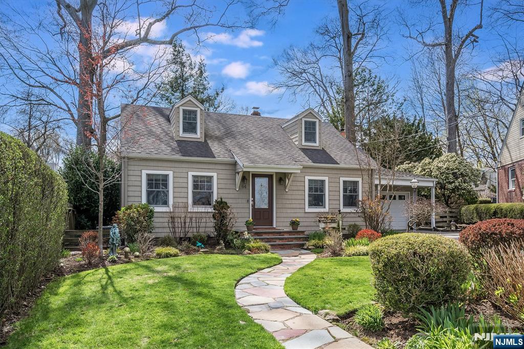 64 Cedar Avenue, Maywood, New Jersey - 3 Bedrooms  
2 Bathrooms  
7 Rooms - 