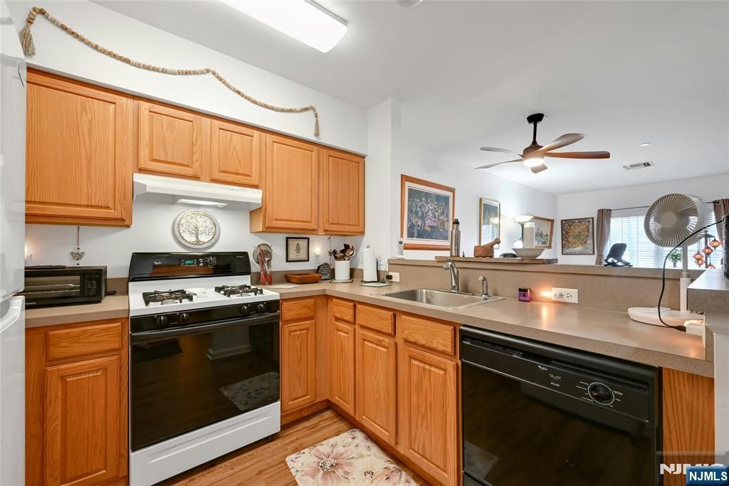 Photo of 189 Forest Avenue #117, Paramus, NJ 07652 (MLS # 25043982)