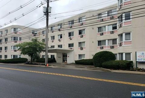 Photo of 333 Grand #2T, Palisades Park, NJ 07650 (MLS # 26006241)