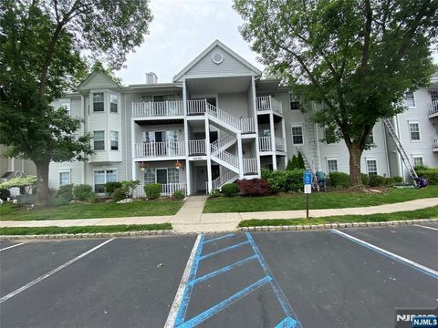 Photo of 643 Plum Ter, Mahwah, NJ 07430 (MLS # 26004026)