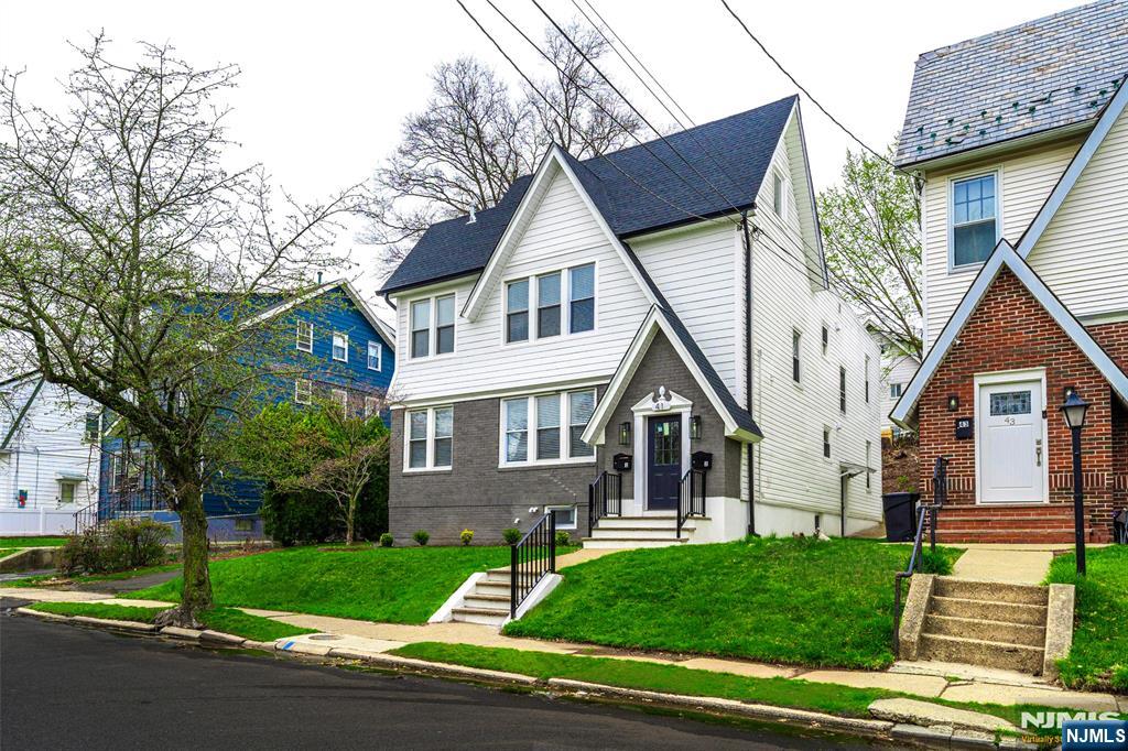 41 Meadowbrook Road, Maplewood, New Jersey - 6 Bedrooms  
5 Bathrooms  
12 Rooms - 