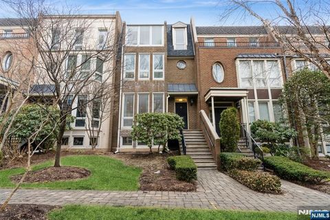 134 Kensington Drive 134 Fort Lee NJ 07024