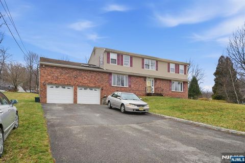 Photo of 21 Landing Trail, Denville Township, NJ 07834 (MLS # 26010486)