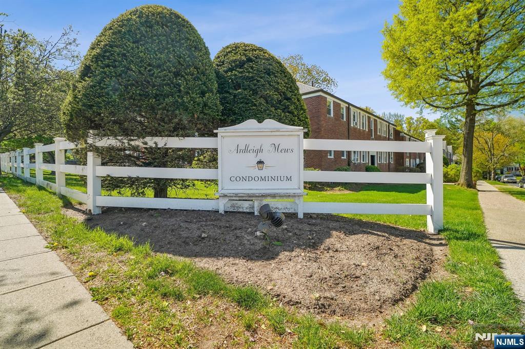 Rental Property at 349 Bloomfield Ave 53, Verona, New Jersey - Bedrooms: 2 
Bathrooms: 1 
Rooms: 5  - $2,650 MO.