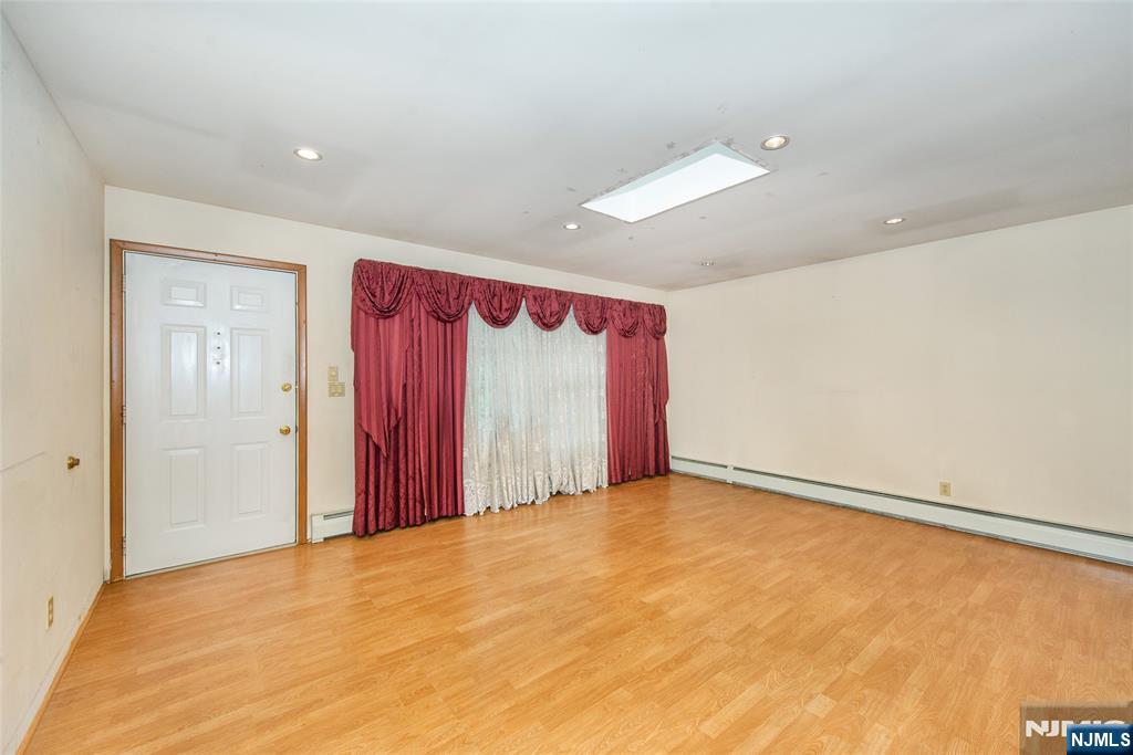 11 Hillside Avenue