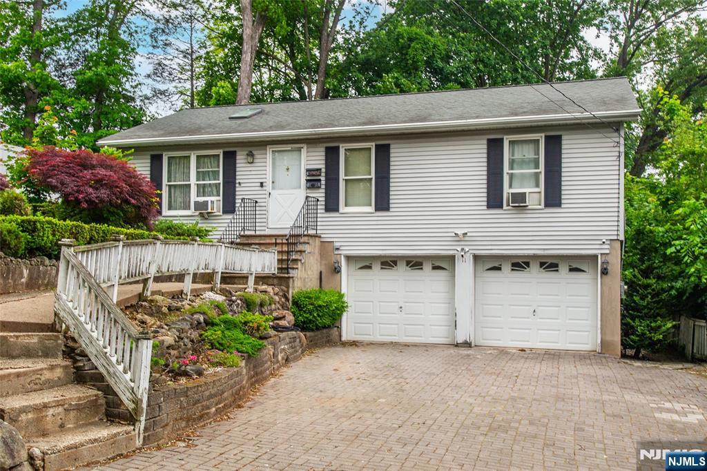 11 Hillside Avenue