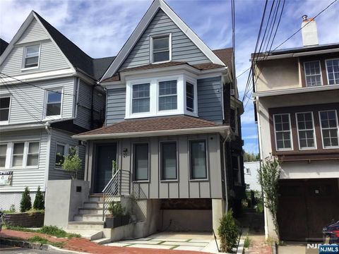 Photo of 21 Valley Pl #3, Edgewater, NJ 07020 (MLS # 26019344)