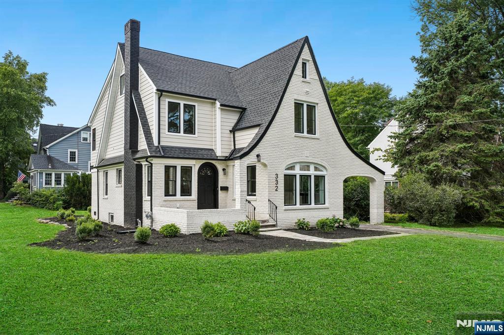 332 Meadowbrook Avenue