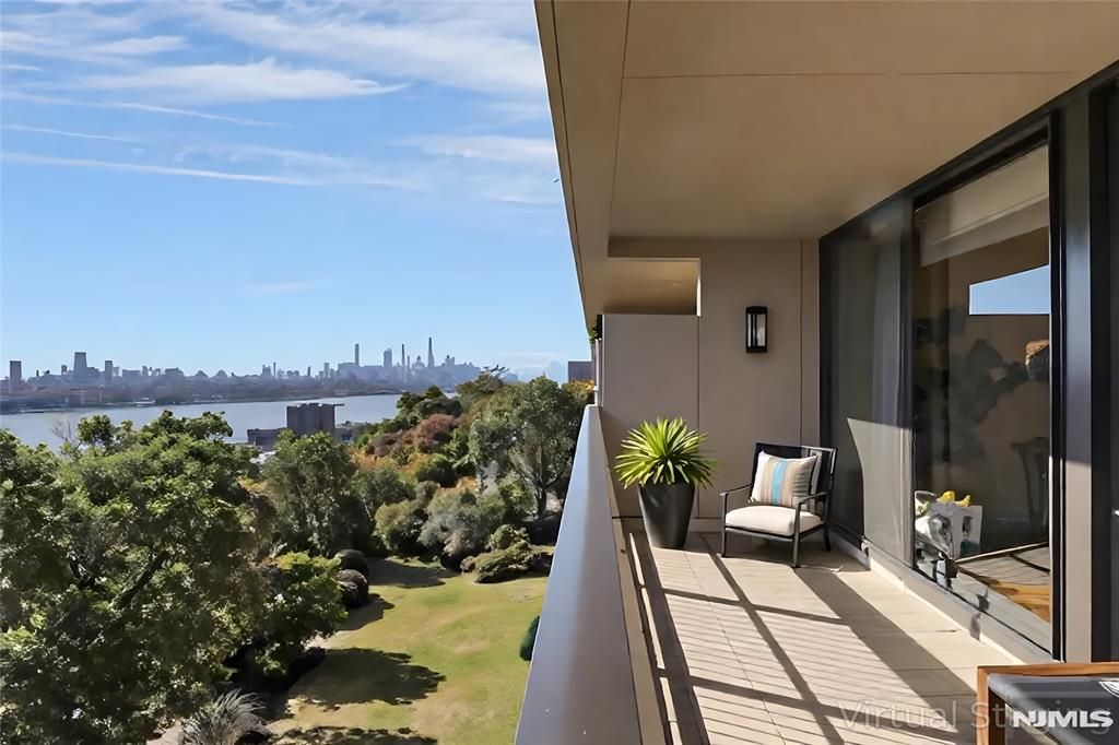 Photo of 1 Horizon Road #817, Fort Lee, NJ 07024 (MLS # 25036537)