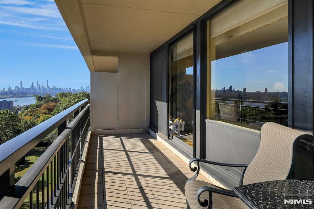 Photo of 1 Horizon Road #817, Fort Lee, NJ 07024 (MLS # 25036537)