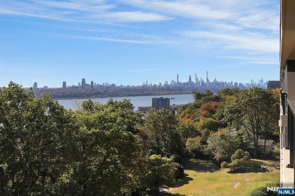 Photo of 1 Horizon Road #817, Fort Lee, NJ 07024 (MLS # 25036537)