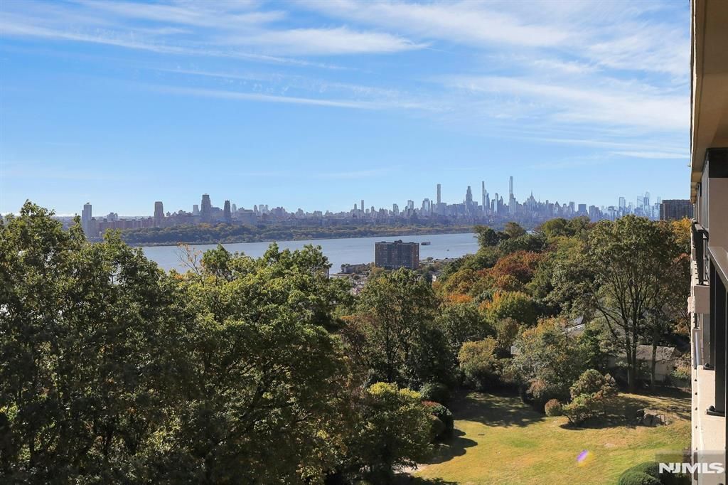 Photo of 1 Horizon Road #817, Fort Lee, NJ 07024 (MLS # 25036537)