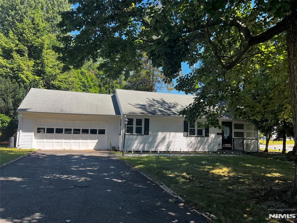 Photo of 4 Beverly Road, Glen Rock, NJ 07452 (MLS # 26022150)